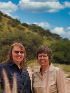 Martina Wolff und Elke Pohl - Namibia Reiseexpertinnen in einem Trockenflussbett im Khomas-Hochland