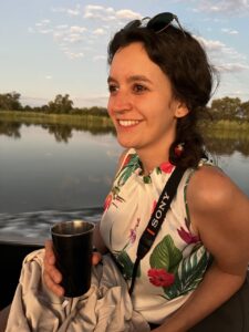 Simone Hügel im Okavango-Delta auf einem Motorboot